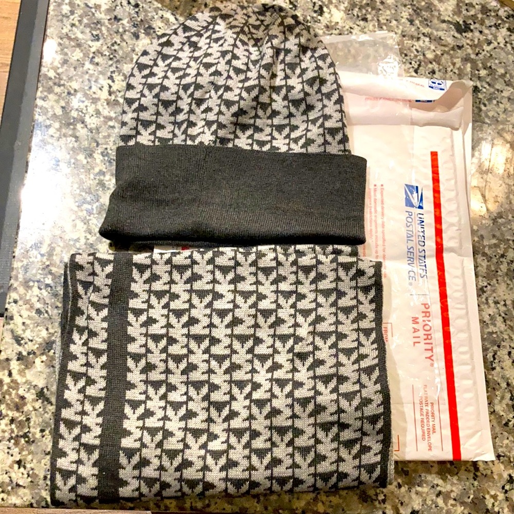 Micheal Kors hat and scarf set - good condition. Average size - may run small.